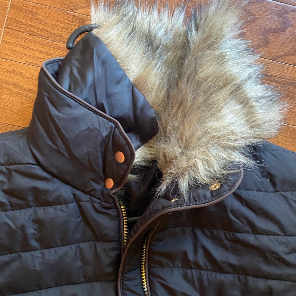 Puffer black coat. Size medium. Cute fur detailing around collar and gold zipper